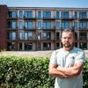 Tim is dolblij met toewijzing van woning, twee weken later krijgt hij een e-mail dat dit een foutje was