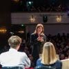 „Hakenkreuzschmierereien gibt es auch bei uns“: Senftenberger Schüler stellen sich mit Buch gegen Rechtsruck