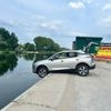 Plots staat auto half over rand van oever kanaal in Harelbeke: inzittenden spoorloos