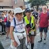 Daar is ze dan! Jekka (88) haalt als oudste Dodentocht-deelneemster de finish: “Ge moet verdomme goe zot zijn”