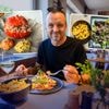 Een 0/10 voor een “regelrechte schande” en een 9/10 voor “een toptomaat”: Luc Bellings proeft tomaat-garnaal