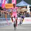 Rozetruidrager Del Toro revancheert zich in Giro met zege in bergrit