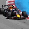 Ziedende Verstappen verspeelt podiumplaats in Spanje na tumultueus slot, Piastri wint