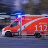 Unfall mit drei Verletzten in Berlin: Porsche kracht in Rettungswagen und dann gegen Ampelmast