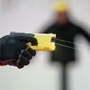 Dobrindt macht Tempo: Bundespolizisten sollen Elektroschocker bekommen