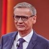 Quizshow: „Mit dem Fuß umgeknickt“: Günther Jauch kommt auf Krücken