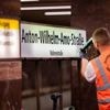 Alter Name weiterhin abgebildet: BVG bringt neue Tafeln am U-Bahnhof Anton-Wilhelm-Amo-Straße an