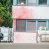 Mit Farbbeuteln und Rauchbomben: Personengruppe attackiert israelisches Rüstungsunternehmen in Ulm
