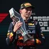 Buitenlandse media zien Max Verstappen terugkeren in titelstrijd: ‘Hij fladderde weg met één hand aan het stuur’