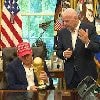 KIJK. Trump krijgt WK trofee uit handen van FIFA-baas en laat hem bijna meteen vallen: “Mag ik hem bijhouden?”