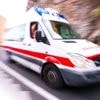 Peuter van anderhalf valt uit rijdende auto nadat broertje (3) gordel losmaakt en deur openzwaait