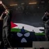 Le groupe nord-irlandais Kneecap annonce l'annulation de sa tournée américaine en raison de son procès pour "infraction terroriste"