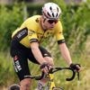 Van Aert moest even lossen maar sluit weer aan bij peloton, wat kan hij straks op de slotklim?