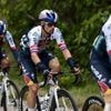 Groep van zeven renners weg, ploegmaats van Roglic controleren peloton