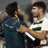 Alcaraz opnieuw naar finale Roland Garros, geblesseerde Musetti geeft op in vierde set: ‘Nooit leuk om zo te winnen’