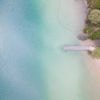 Ce lac couleur émeraude, joyau naturel de la Savoie, prend des airs de lagon tropical en été