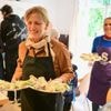 Zum Start von Aktionswoche: Ministerin Karin Prien rollt mit Sarah Wiener Sommerrollen