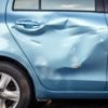 Waarom een autodeur meer intact blijft dan de ruit bij een ongeval