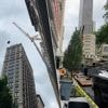 KIJK. Zo laat Jeff Bezos zijn meubels verhuizen: “Zie je al die kranen?!”