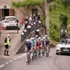 Etappe breekt helemaal open, peloton schroeft tempo op in aanloop naar venijnig slot