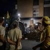 Une centaine d’agriculteurs déposent du fumier devant les locaux du parti des Écologistes à Toulouse