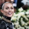 Miley Cyrus vertelt horrorverhaal over ontsteking die ze bij filmopnames opliep: “Mijn been begon uit elkaar te vallen”