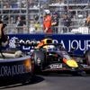 Max Verstappen maakt eindelijk eerste pitstop in chaotische race en geeft leiding terug aan Norris