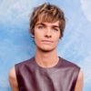 Wie is de 23-jarige flamboyante Brusselaar die met Dua Lipa op het podium stond?