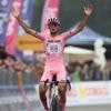 Giro 2025 : le maillot rose Isaac Del Toro tape du poing sur la table et remporte la 17e étape devant Romain Bardet