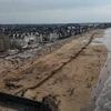 Des baigneurs érigent un long mur de sable sur cette plage de Saint-Malo