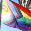 Fahnenverbot wegen Neutralitätspflicht?: Eltern klagen gegen LGBTQ-Flagge vor Berliner Schulhort