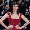 Gothic Chic in Cannes: Cara Delevingne präsentiert sich in düsterem Look