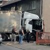 Autos kippen auf die Seite: Lastwagen fährt in Wohnhaus - zwei Tote in Oberhausen