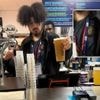 City-barman draagt tijdens stadsderby truitje van grote rivaal, gevolgen zijn niet min
