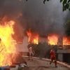 Au Népal, des manifestants ont mis le feu au Parlement