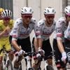 Tour de France 2025 : tueurs d’échappées, porteurs de bidons, poissons-pilotes… Les héros de l’ombre mis à l’honneur par le prix du super-équipier