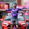 Plapp troeft medevluchters af en pakt uit met solo van 45 kilometer voor de etappezege, Ulissi neemt leiderstrui over van Roglic