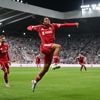 Spectaculaire ontsnapping Arne Slot tegen tiental Newcastle: 16-jarige invaller is de held in blessuretijd