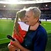 In beeld | Feyenoord-stadionspeaker Peter Houtman neemt na 27 jaar afscheid