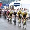 Van Aert boos na massale val in Giro: 'Ploegen moeten hun verstand gebruiken'