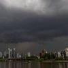 Umgestürzte Bäume, viele Unfälle: Schwere Unwetter sorgen für Chaos und Verletzte