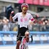 Carapaz draait Giro-concurrentie een loer met fraaie zege, Poels kleurt etappe