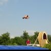 “Durf jij onze 12 meter hoge waterglijbaan mét looping aan?”: Sebastian (33) en vrienden bouwen extreme waterattractie in tuin