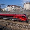 Klopft an Scheibe: Notbremse: Unpünktlicher Raucher hängt sich in Österreich an Zug