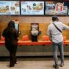 Kip in opmars als fastfood, maar expert waarschuwt: ‘In onze dikmakende omgeving is dit geen goede zaak’