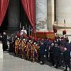 EN IMAGES. La dépouille du pape François arrive à la basilique Saint-Pierre pour un dernier hommage