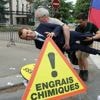 Greenpeace rend la statue de Macron, volée la veille, et la dépose devant le siège d’EDF