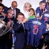 PSG-spelers als helden onthaald in Franse hoofdstad, Macron noemt geweld “onaanvaardbaar”