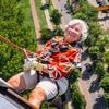 Marian (76) daalt breedlachend de Euromast af: ‘Spanning? Ben je gek! Ik deed dit al twee keer’