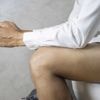 Pourquoi "scroller" trop longtemps aux toilettes augmente-t-il le risque d'hémorroïdes ?